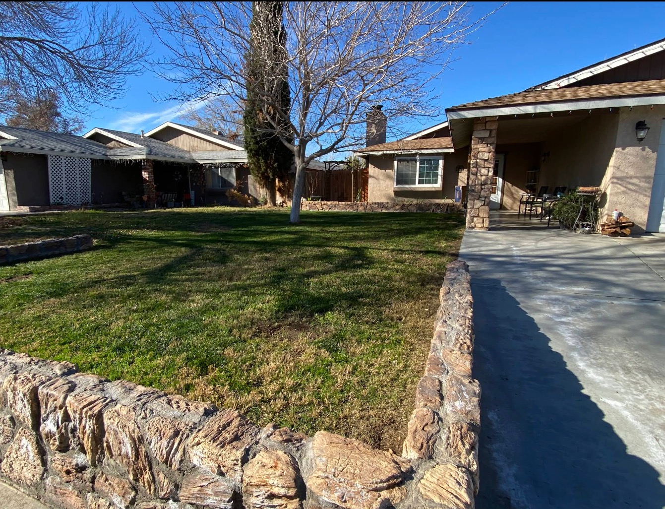 Lawn with clean stone border edging by WeMow760 in Ridgecrest